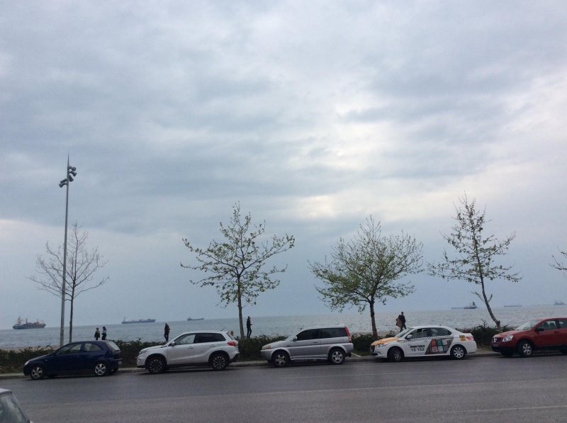 Parkoló autósor Thesszaloniki tengerparti útján
